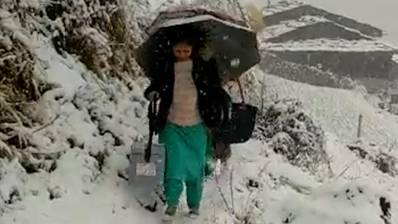 जज्बे को सलाम! Vaccination के लिए बर्फबारी के बीच पहाड़ी रास्तों से गुजरती दिखी हेल्थ वर्कर्स की टीम