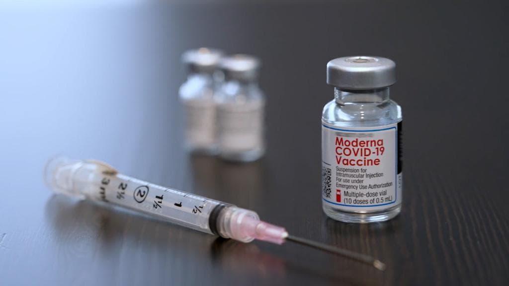 Delhi High Court ने कहा- बूस्टर डोज पर रुख साफ करे केंद्र, हम दूसरी लहर जैसे हालात नहीं चाहते