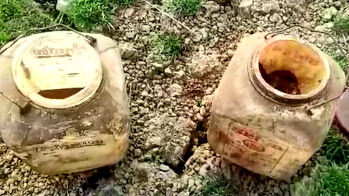 Bomb in Burdwan: বর্ধমানের দেওয়ানদিঘিতে উদ্ধার ২ জার তাজা বোমা, নিরাপত্তার অভাবে ভুগছেন গ্রামবাসীরা