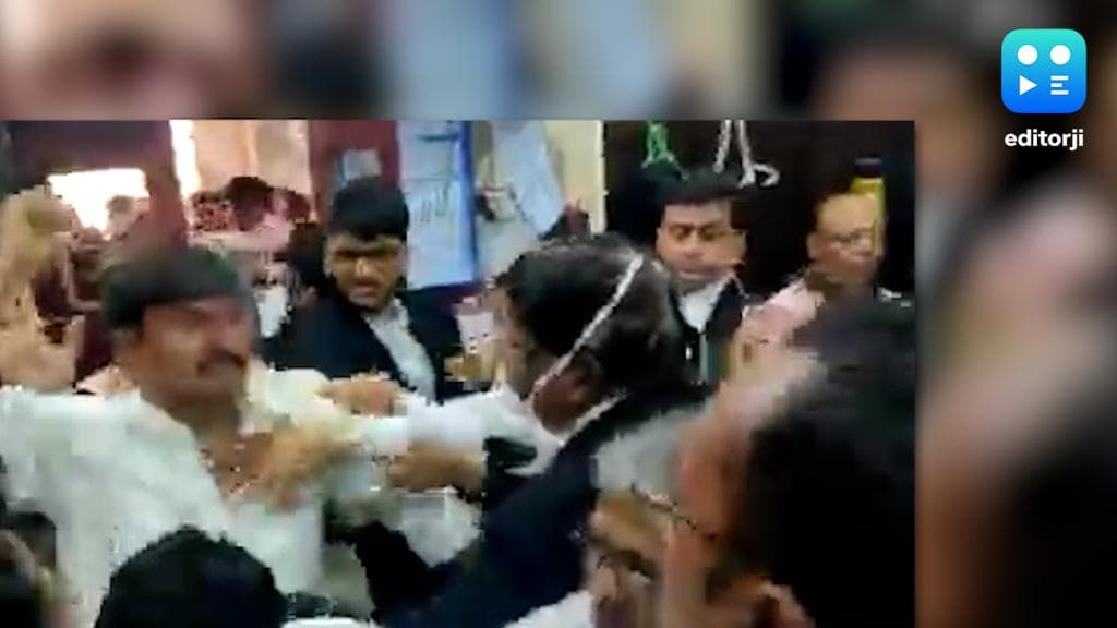 Lawyers clash in calcutta high court: হাইকোর্টের সিঙ্গল বেঞ্চ বয়কট করা নিয়ে আইনজীবীদের হাতাহাতি, জখম ২ 