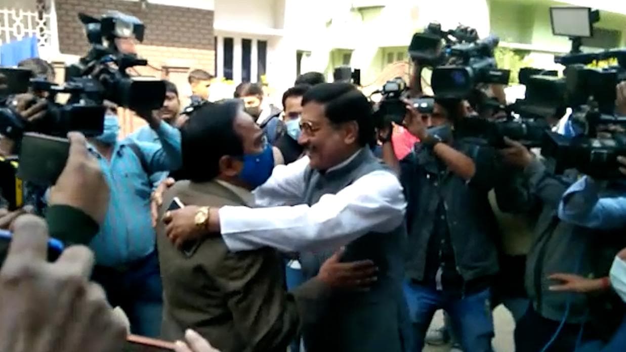 Municipal Election 2022: ভোট দিতে এসে দেখা, সব্যসাচী দত্তের সঙ্গে কোলাকুলি জয়প্রকাশ মজুমদারের