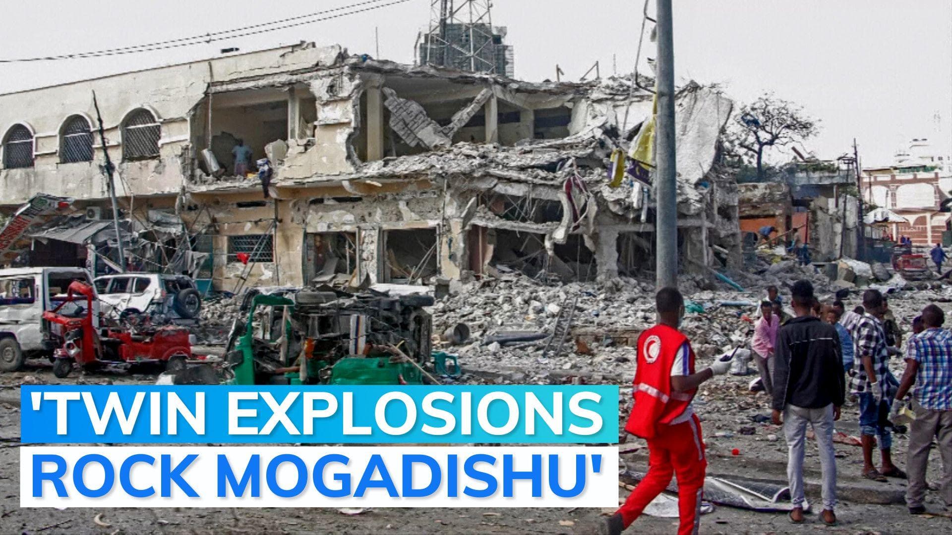 'Scores' dead in two explosions in Somalia