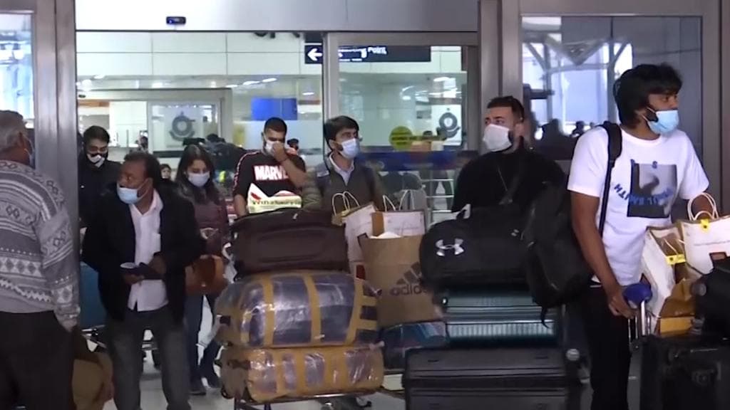 Omicron: लंदन और एम्स्टर्डम से दिल्ली आए 4 लोग मिले कोविड पॉजिटिव, जीनोम टेस्ट के लिए भेजा गया सैंपल 