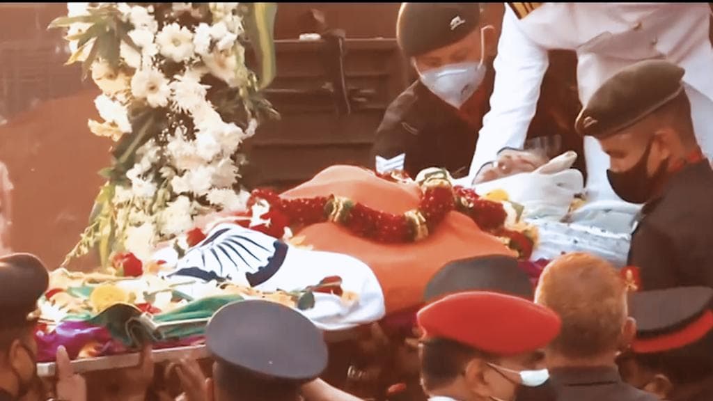 Lata Mangeshkar Cremation : মুম্বইয়ের গাঢ় সন্ধ্যায় মিলিয়ে গেল ইতিহাস, শিবাজী পার্কে শেষ বিদায় লতাকে