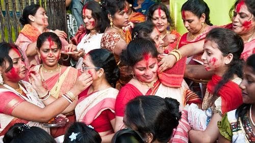 Durga Puja 2021: दुर्गा विसर्जन से पहले ही क्यों मनाई जाती है सिंदूर खेला की रस्म? जानिये मान्यताएं