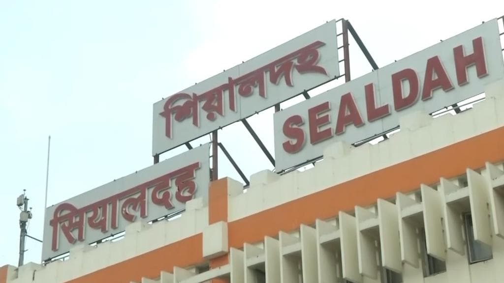 Special night train cancelled: অতিরিক্ত ভিড় এড়াতে বন্ধ লোকাল ট্রেন, নবমীতেই পুজোর আনন্দ ম্লান বাঙালির