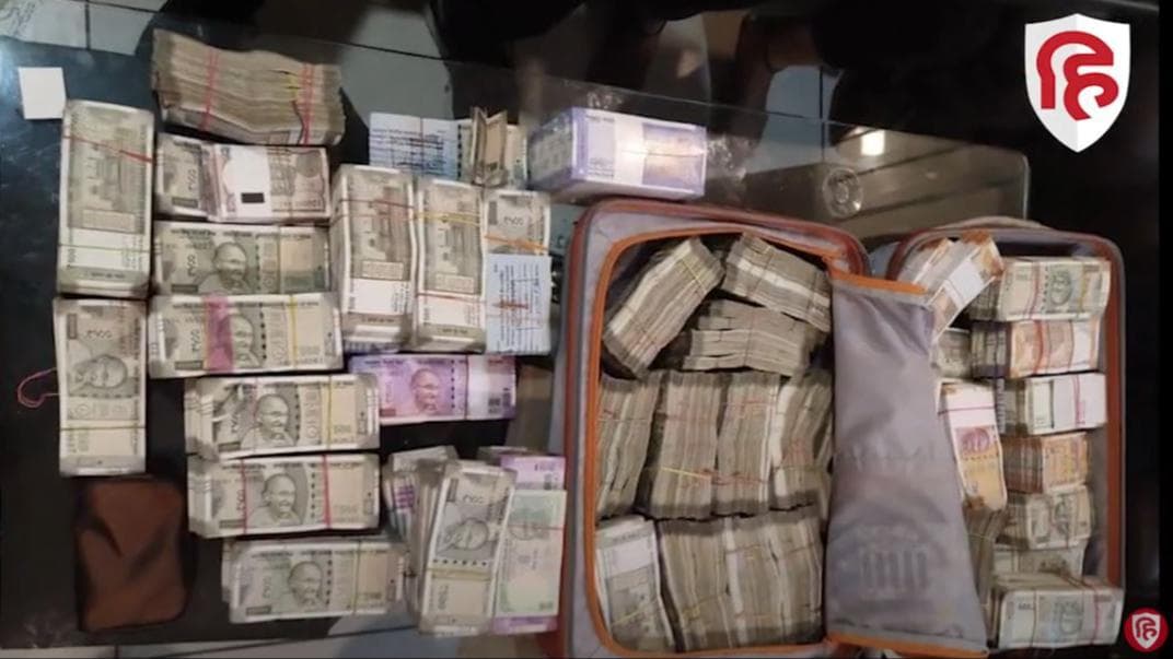 Bhopal EOW Raid: भोपाल का करोड़पति क्लर्क, पड़ा छापा तो पी लिया जहर, मशीन से गिने गए नोट