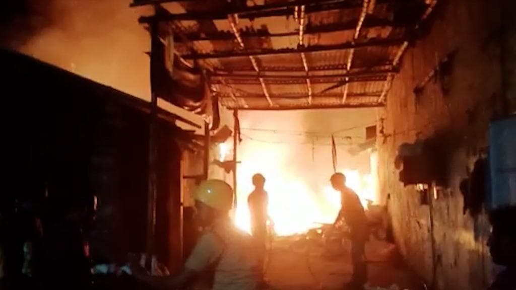 Sheorafuli fire: শেওড়াফুলিতে বিধ্বংসী আগুন, এক রাতে ভস্মীভূত ৬টি কারখানা!