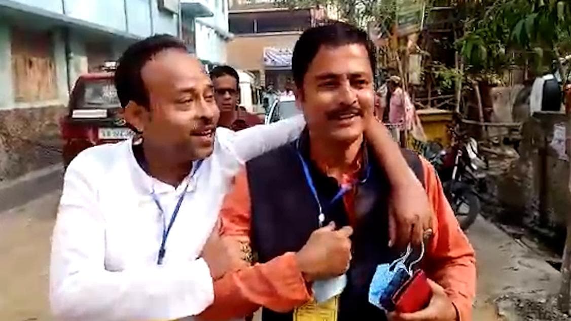 West Bengal Civic Poll: কামারহাটিতে সৌজন্যের ছবি! মুখে অভিযোগ, কাঁধে বন্ধুত্বের হাত বাম-তৃণমূল প্রার্থীর