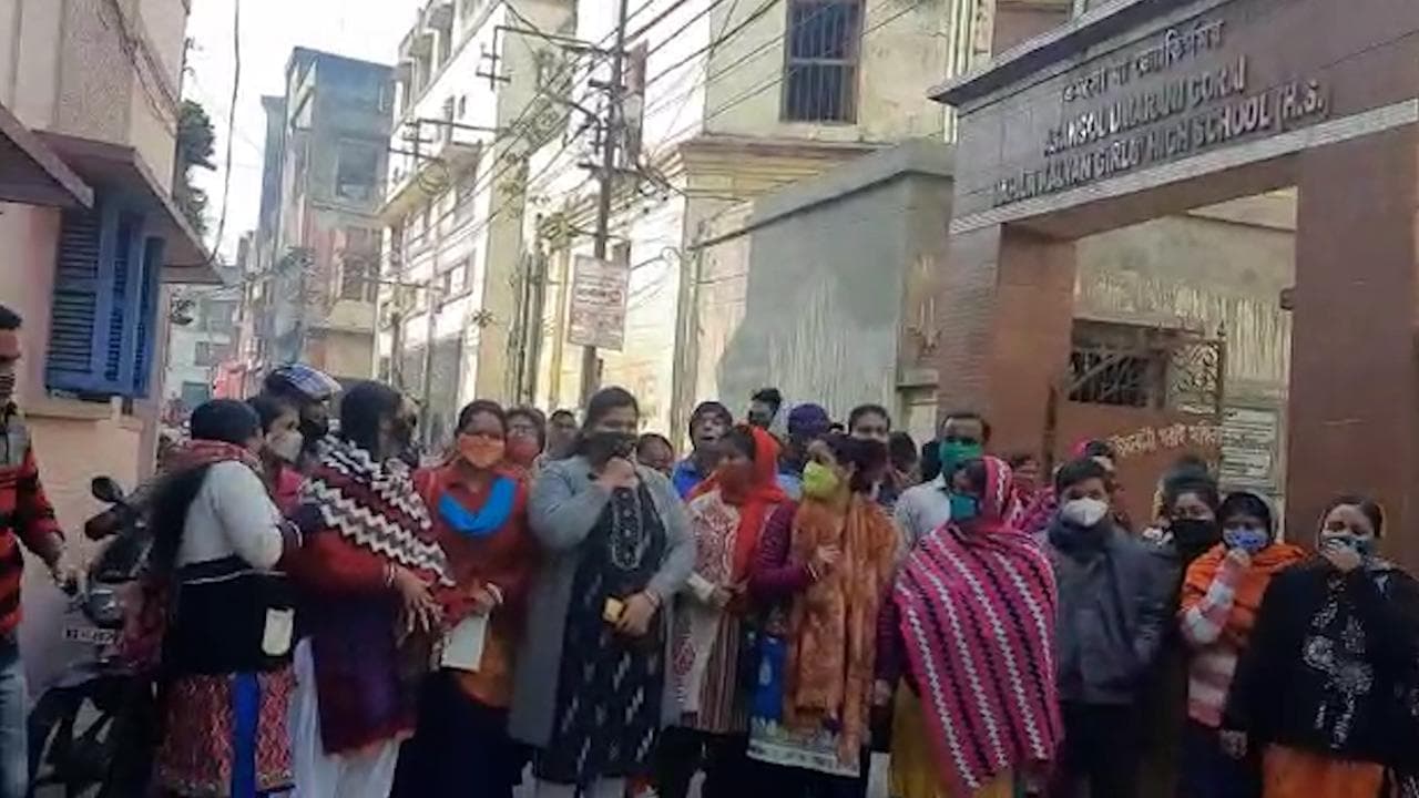 Education : মাঠে-ঘাটে নয়, ক্লাস হোক স্কুলেই, আসানসোলের একটি স্কুলে অভিভাবকদের বিক্ষোভ 