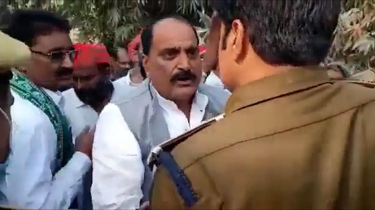 VIDEO: SP नेता और UP पुलिस के बीच धक्का मुक्की, BJP बोली- जितना बड़ा झंडा, उतना ही बड़ा सपाई गुंडा