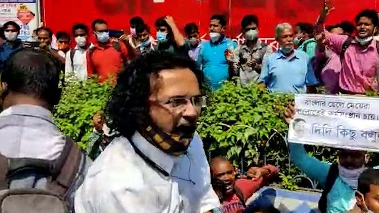 TET Protest: হাজরা মোড়ে টেট উত্তীর্ণদের বিক্ষোভ, পুলিশের সঙ্গে ধস্তাধস্তি চাকরিপ্রার্থীদের