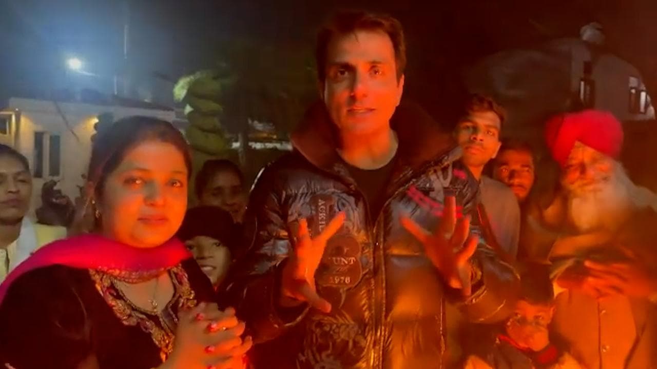  ‘सुंदर मुंदरिये’ गाकर बचपन को याद करते हुए Sonu Sood ने ऐसे मनाई Lohri, देखें वीडियो