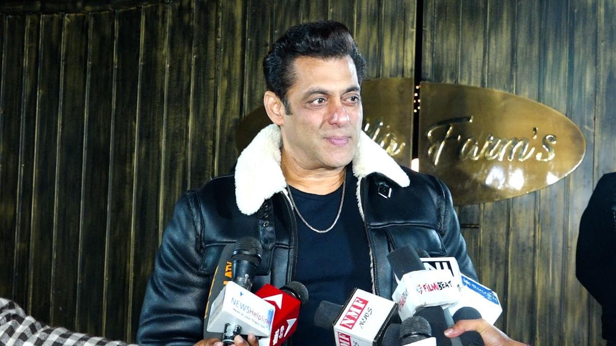 Salman Khan steps out post snake bite, celebs arrive at his farmhouse for birthday bash