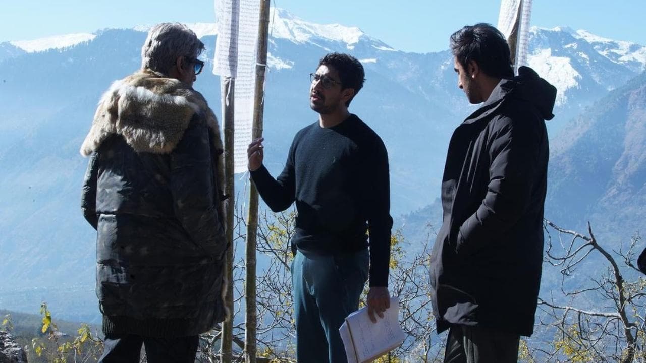 Brahmastra के सेट से सामने आईं अमिताभ और रणबीर की तस्वीरें, डायरेक्टर अयान मुखर्जी ने की शेयर 