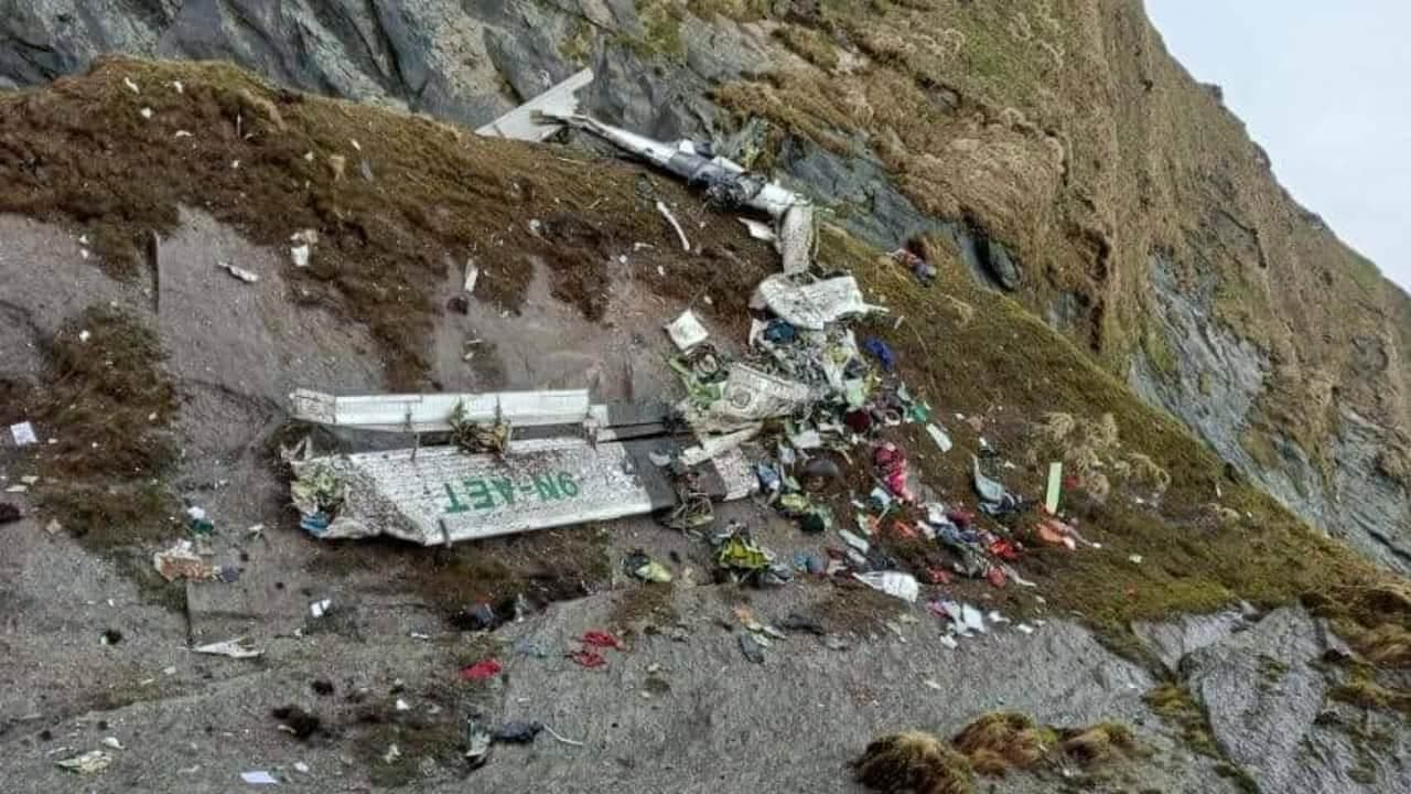 Nepal: सामने आई विमान के मलबे की पहली तस्वीर Nepal: सामने आई विमान के मलबे की पहली तस्वीर