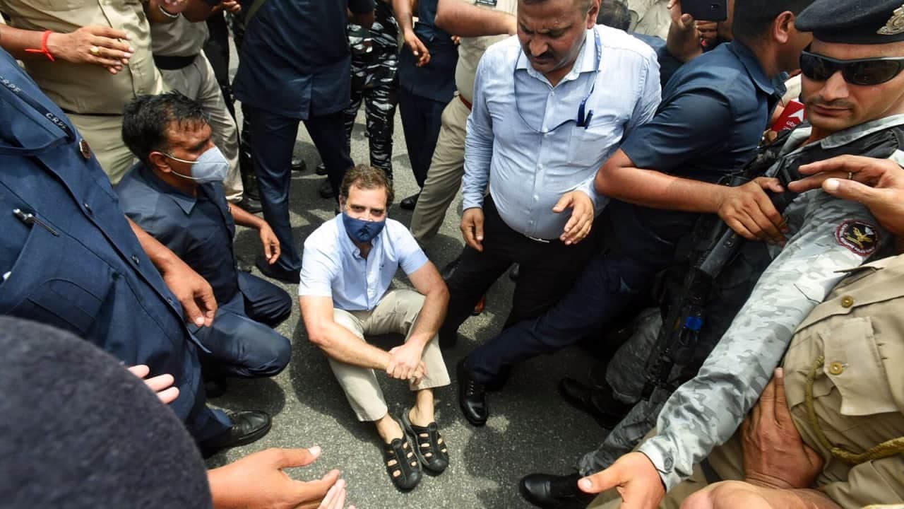 ED दफ्तर में सोनिया गांधी से पूछताछ...विरोध में धरने पर बैठे राहुल गांधी को पुलिस ने हिरासत में लिया ED दफ्तर में सोनिया गांधी से पूछताछ...विरोध में धरने पर बैठे राहुल गांधी को पुलिस ने हिरासत में लिया