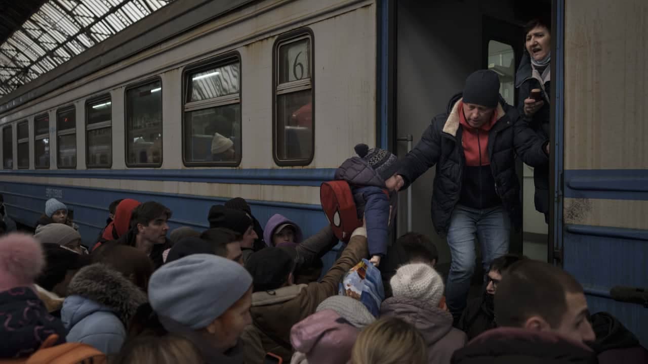 Ukraine Russia War: खारकीव में भारतीय छात्रों को ट्रेन पर चढ़ने से रोका Ukraine Russia War: खारकीव में भारतीय छात्रों को ट्रेन पर चढ़ने से रोका