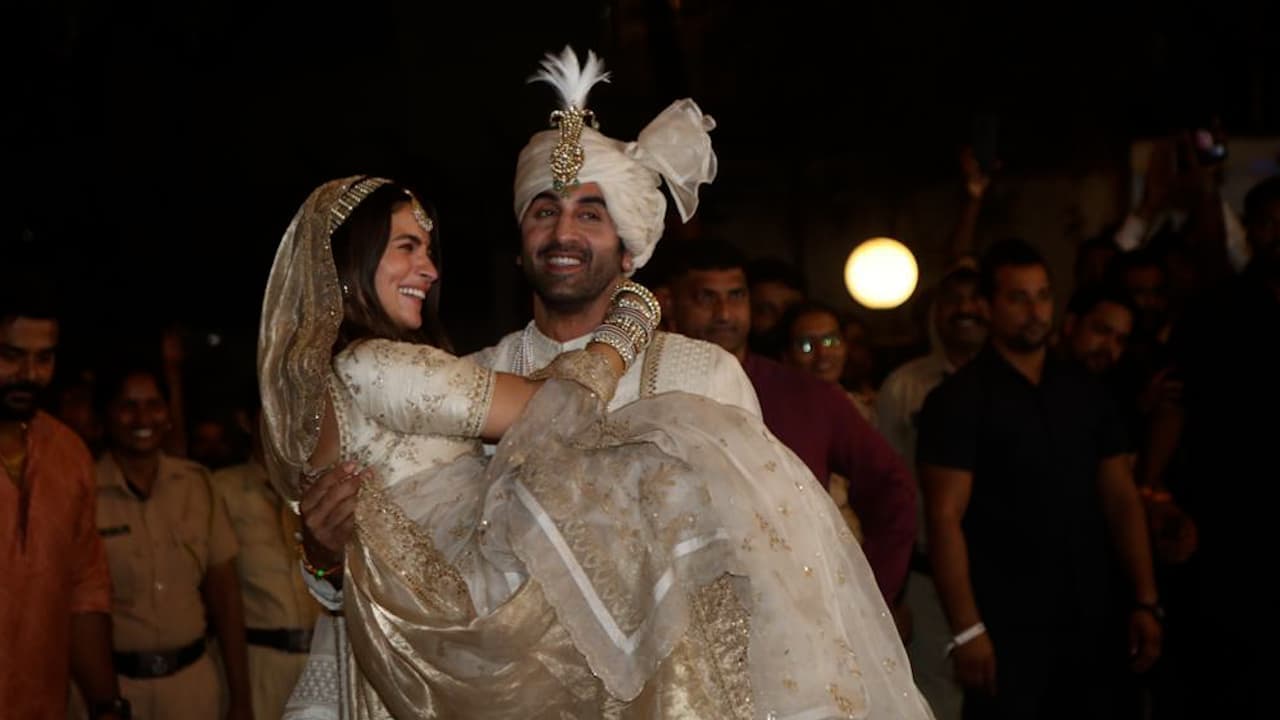 'Dulhan Hum Le Jayenge': Ranbir lifts Alia 'Dulhan Hum Le Jayenge': Ranbir lifts Alia