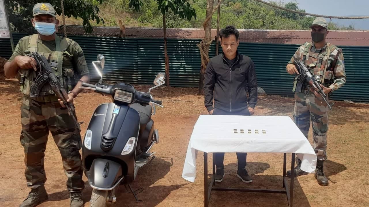 Manipur: असम राइफल्स ने नाकाम की सोने के बिल्किट की तस्करी Manipur: असम राइफल्स ने नाकाम की सोने के बिल्किट की तस्करी