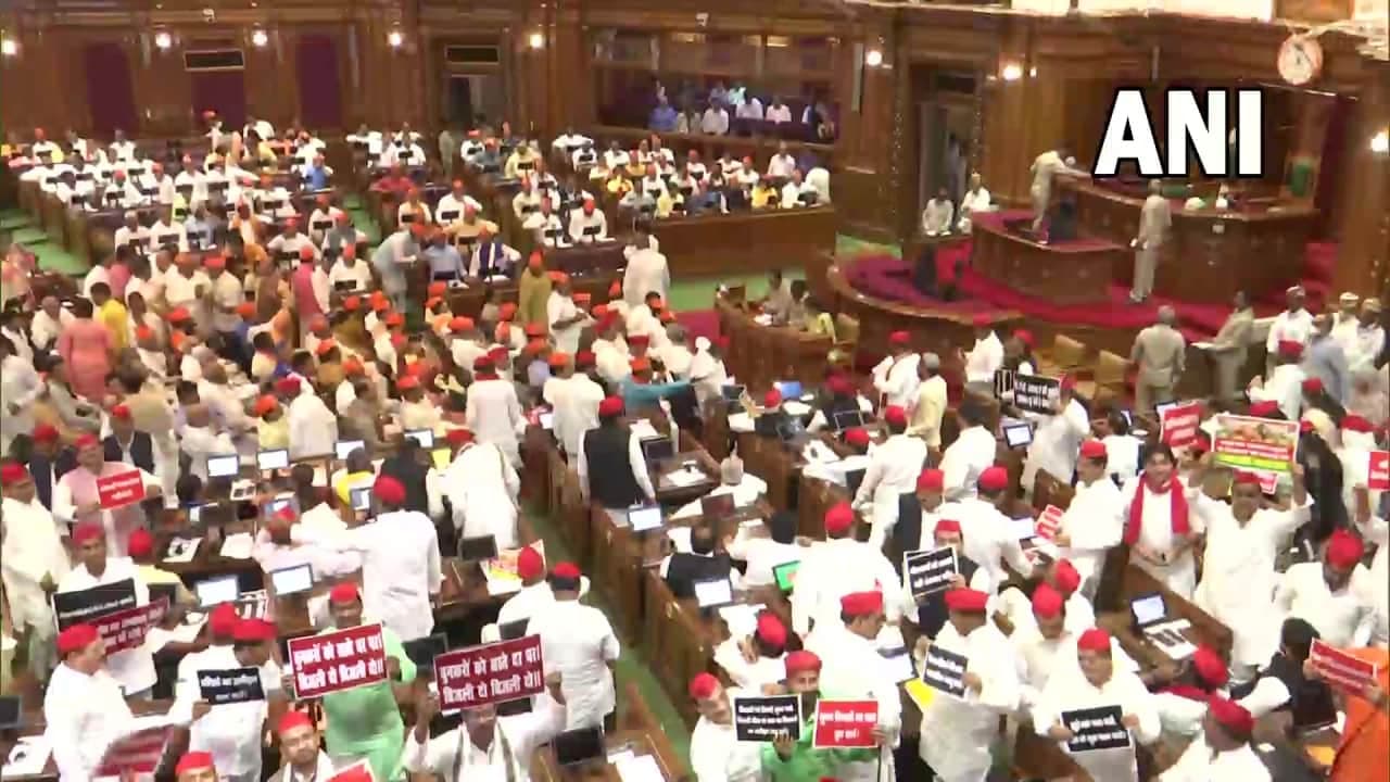 UP Assembly: महंगाई और बेरोजगारी के खिलाफ सपा का प्रदर्शन UP Assembly: महंगाई और बेरोजगारी के खिलाफ सपा का प्रदर्शन