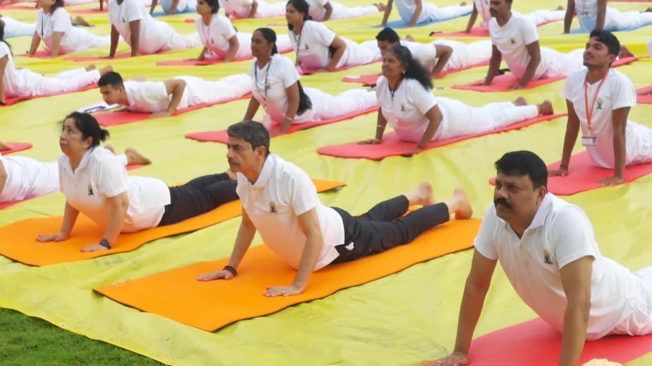 तमिलनाडु: गवर्नर RN Ravi ने किया योग तमिलनाडु: गवर्नर RN Ravi ने किया योग