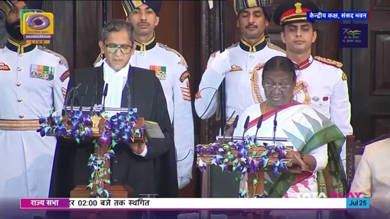 Draupadi Murmu: मुर्मू ने ली राष्ट्रपति पद की शपथ, कहा- लोकतंत्र की शक्ति ने मुझे यहां पहुंचाया Draupadi Murmu: मुर्मू ने ली राष्ट्रपति पद की शपथ, कहा- लोकतंत्र की शक्ति ने मुझे यहां पहुंचाया