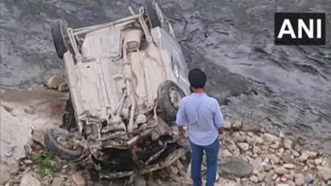 डोडा-भद्रवाह रोड पर 6 घंटे के अंदर नहर में डूबी दो कारें, 6 लोगों की मौत डोडा-भद्रवाह रोड पर 6 घंटे के अंदर नहर में डूबी दो कारें, 6 लोगों की मौत