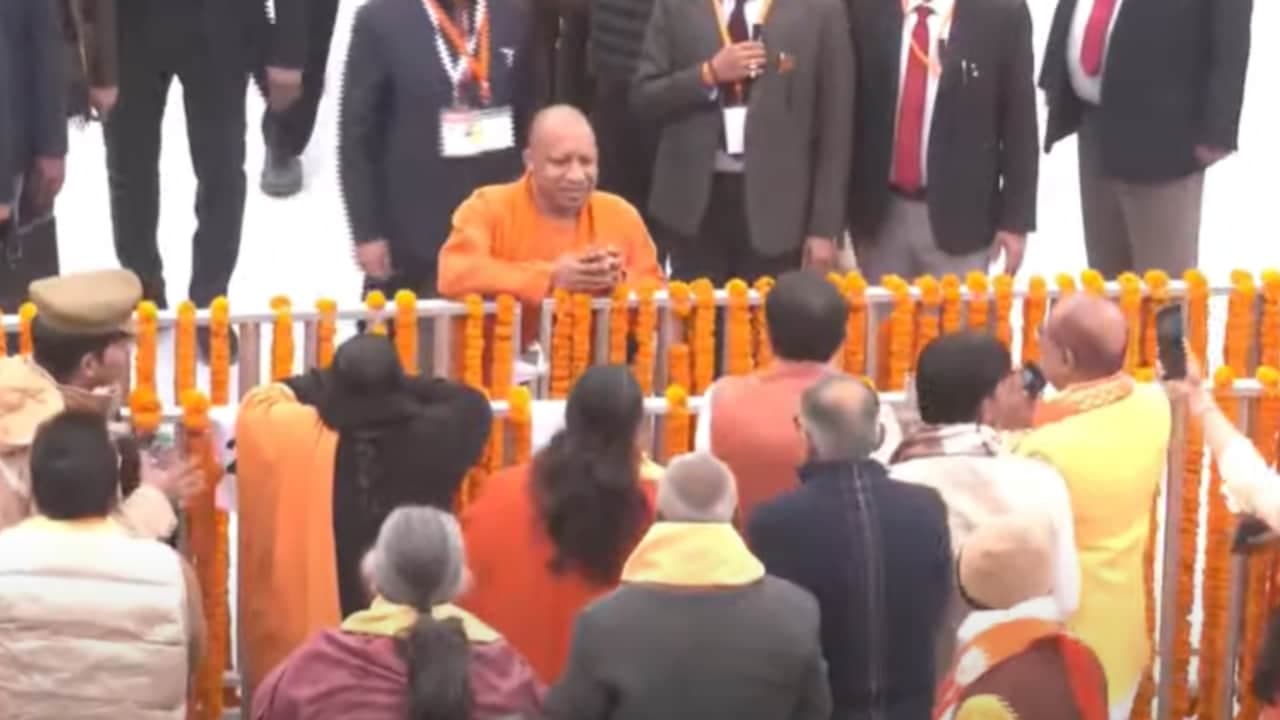 মন্দিরে পৌঁছলেন যোগী আদিত্যনাথ মন্দিরে পৌঁছলেন যোগী আদিত্যনাথ