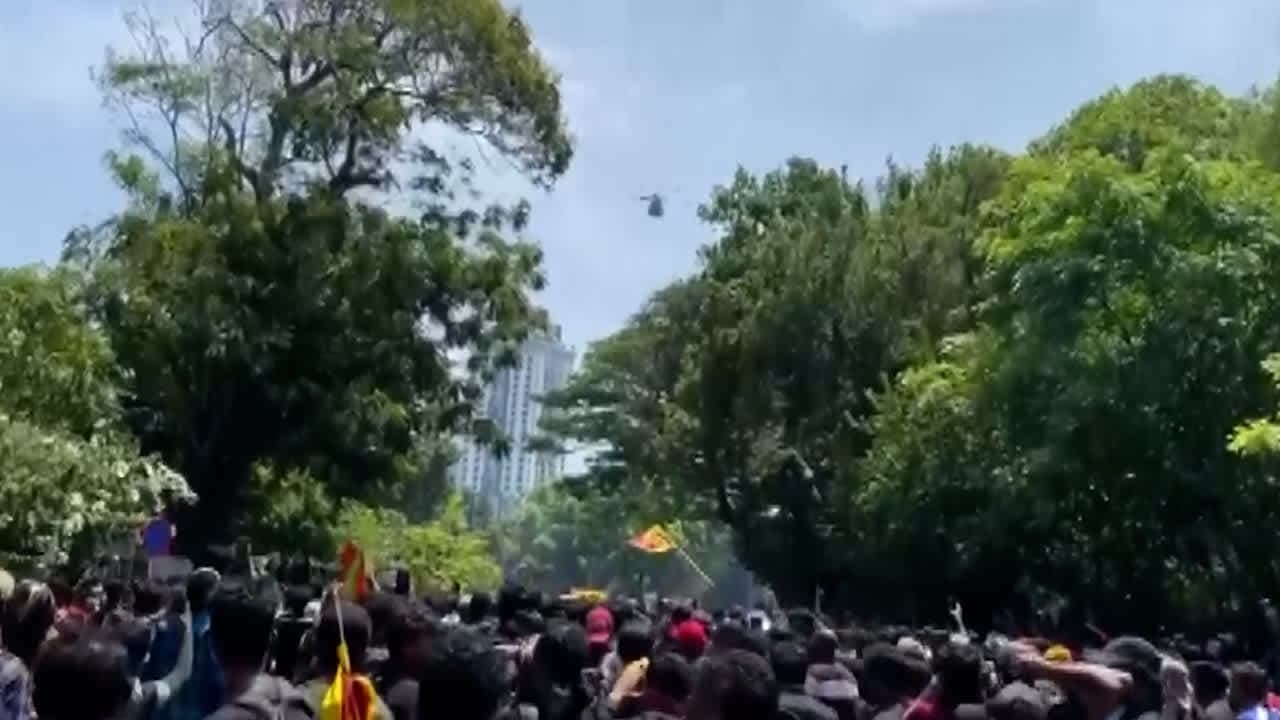 श्रीलंका में उग्र प्रदर्शकारियों पर हेलीकॉप्टर से रखी जा रही है नजर, चप्पे-चप्पे पर पुलिस तैनात श्रीलंका में उग्र प्रदर्शकारियों पर हेलीकॉप्टर से रखी जा रही है नजर, चप्पे-चप्पे पर पुलिस तैनात