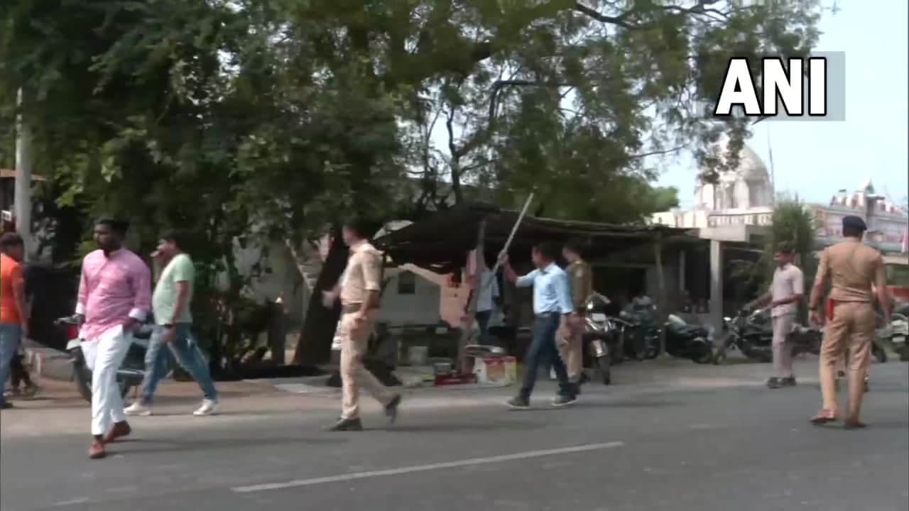 Gujarat Election 2022: Scuffle between Congress, BJP workers Gujarat Election 2022: Scuffle between Congress, BJP workers