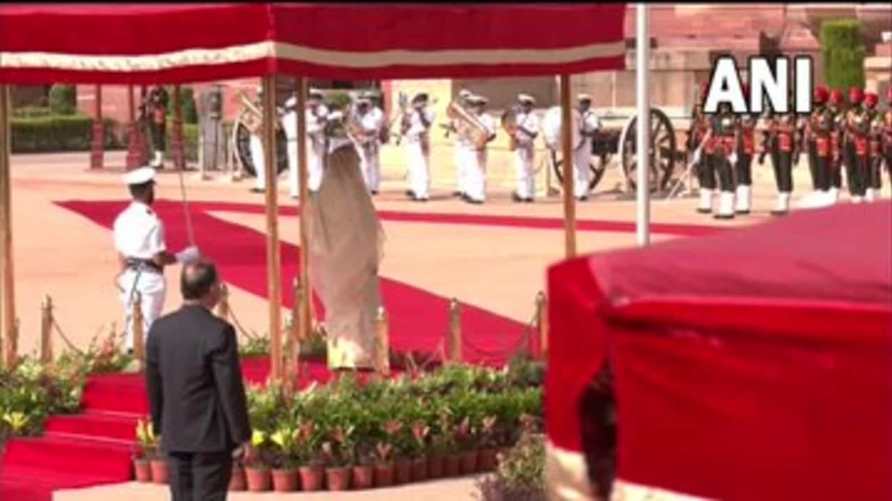 राष्ट्रपति भवन में बांग्लादेश की पीएम शेख हसीना का स्वागत करने पहुंचे पीएम मोदी राष्ट्रपति भवन में बांग्लादेश की पीएम शेख हसीना का स्वागत करने पहुंचे पीएम मोदी