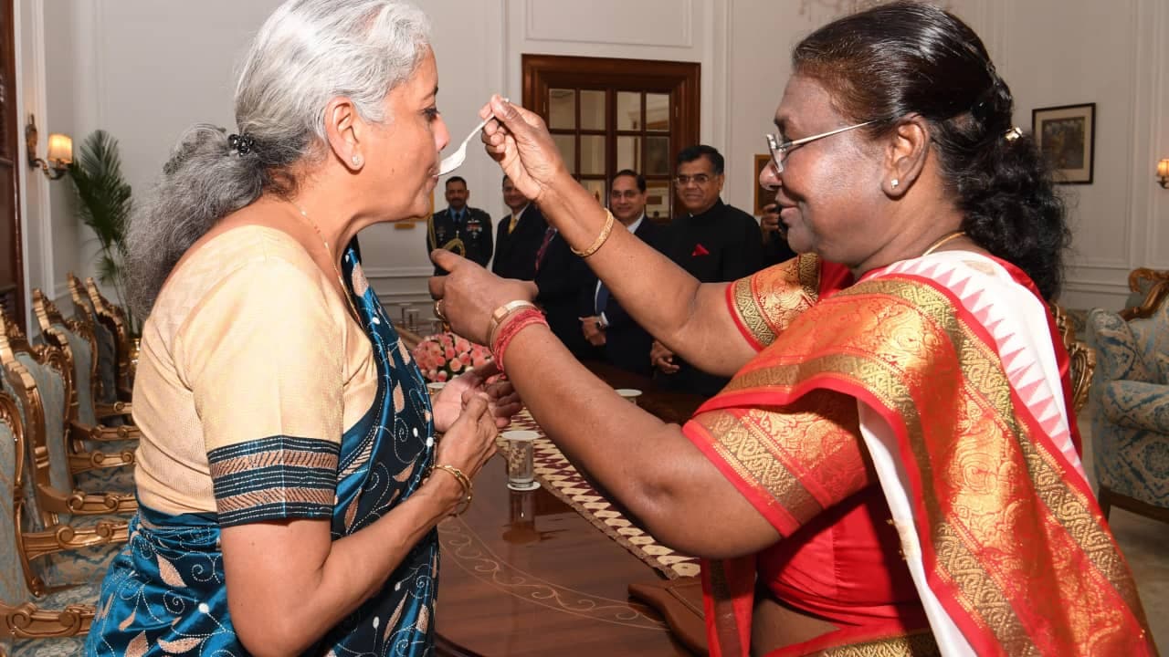 Budget 2024: राष्ट्रपति द्रौपदी मुर्मू ने वित्त मंत्री निर्मला सीतारमण का मुंह मीठा कराया Budget 2024: राष्ट्रपति द्रौपदी मुर्मू ने वित्त मंत्री निर्मला सीतारमण का मुंह मीठा कराया