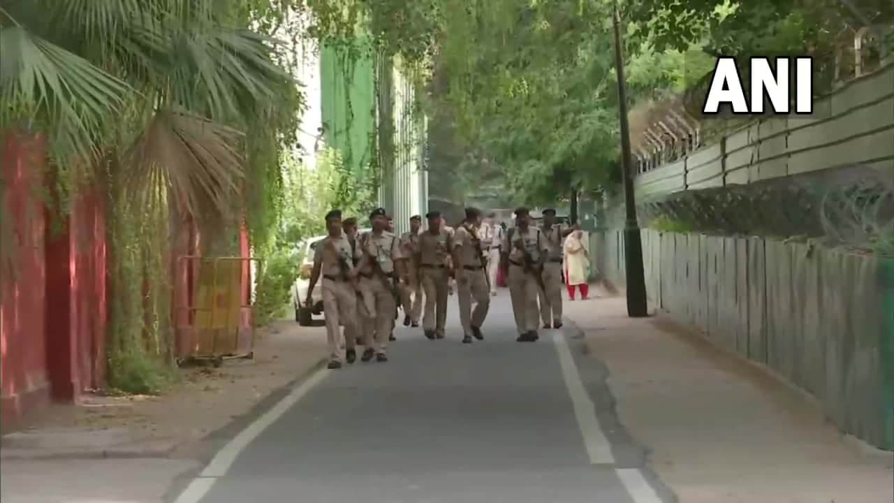 ईडी के सामने पेशी से पहले घर के बाहर लगे पोस्टर्स- ‘ये राहुल गांधी है, झुकेगा नहीं...’ ईडी के सामने पेशी से पहले घर के बाहर लगे पोस्टर्स- ‘ये राहुल गांधी है, झुकेगा नहीं...’