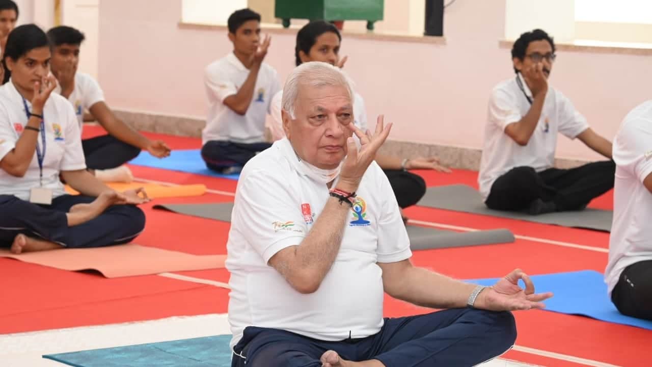 International Day of Yoga: केरल में राज्यपाल आरिफ मोहम्मद खान ने योग किया International Day of Yoga: केरल में राज्यपाल आरिफ मोहम्मद खान ने योग किया