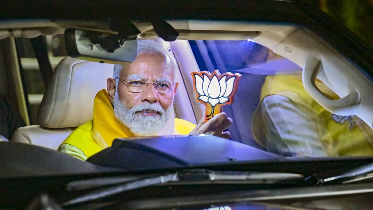Modi to hold roadshow in Varanasi this evening, to file nomination on Tuesday Modi to hold roadshow in Varanasi this evening, to file nomination on Tuesday
