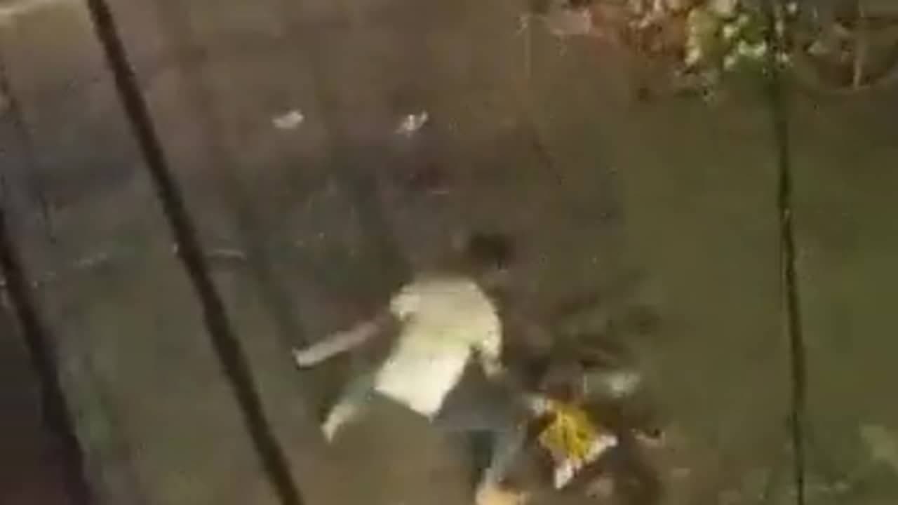 दिल्ली: वायरल वीडियो में सोहैब नाम का व्यक्ति नंद नगरी थाना क्षेत्र में कासिम नाम के युवक को कथित तौर पर चाकू मारते हुए देखा गया दिल्ली: वायरल वीडियो में सोहैब नाम का व्यक्ति नंद नगरी थाना क्षेत्र में कासिम नाम के युवक को कथित तौर पर चाकू मारते हुए देखा गया