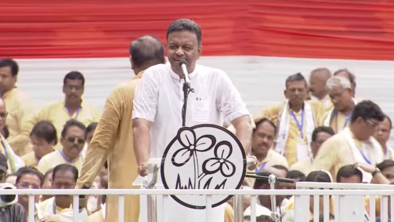 মঞ্চে বক্তব্য রাখছেন ফিরহাদ হাকিম
মঞ্চে বক্তব্য রাখছেন ফিরহাদ হাকিম