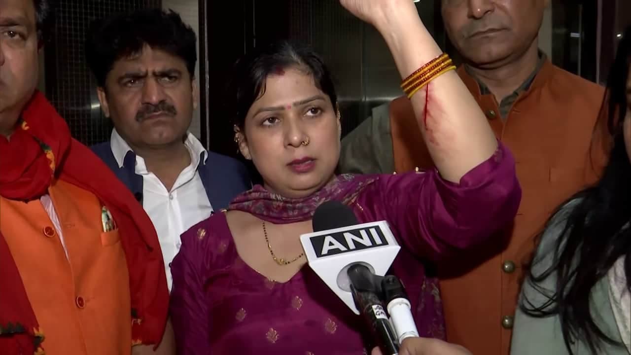 BJP की मीनाक्षी शर्मा ने कहा- AAP के किसी व्यक्ति ने मुझे एक तेज चीज से मारा BJP की मीनाक्षी शर्मा ने कहा- AAP के किसी व्यक्ति ने मुझे एक तेज चीज से मारा