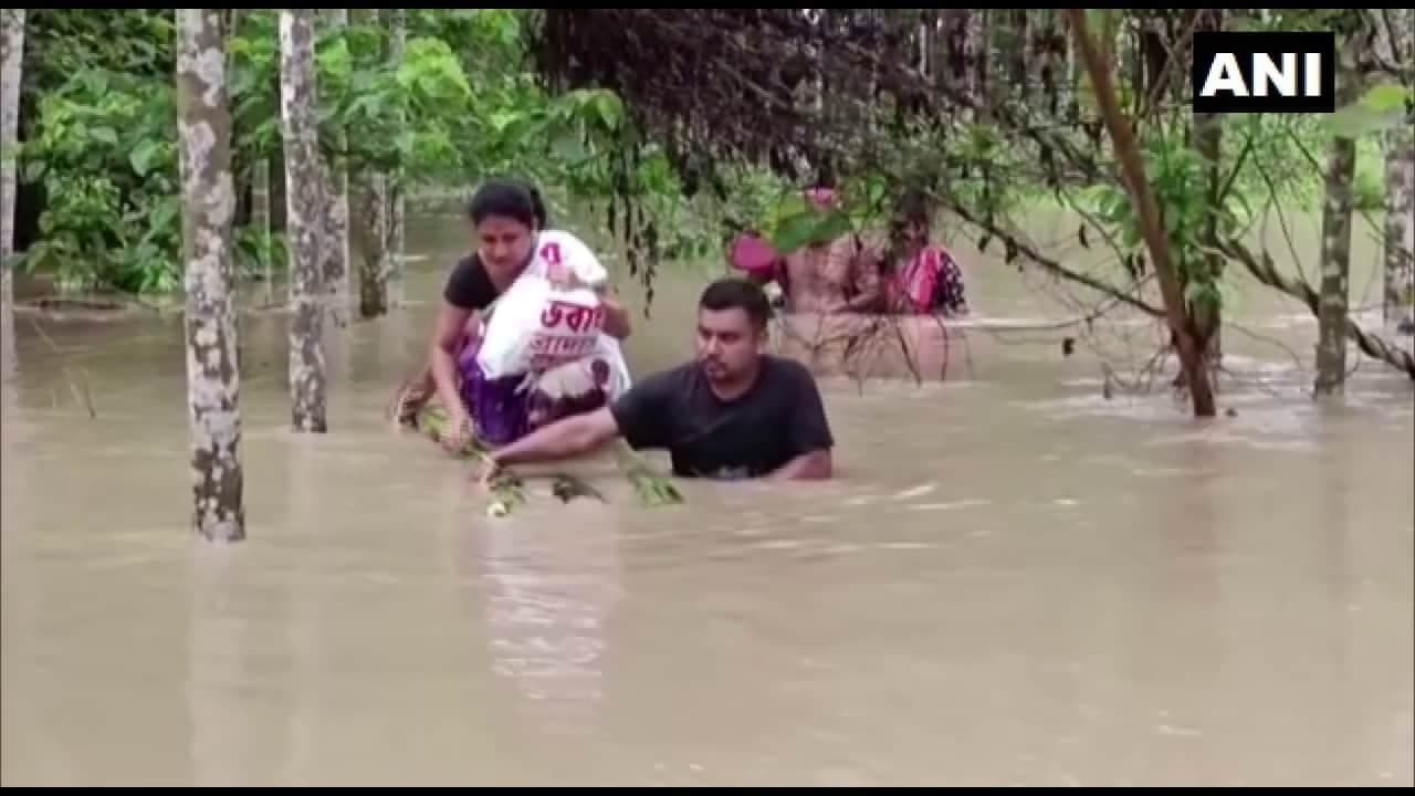 असम में बारिश के बाद बाढ़ से हाहाकार असम में बारिश के बाद बाढ़ से हाहाकार
