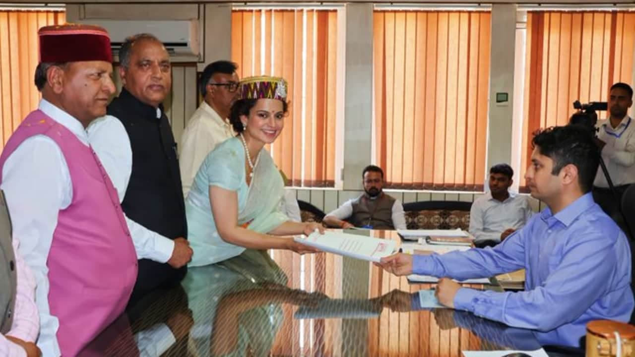 Kangana files her nomination Kangana files her nomination