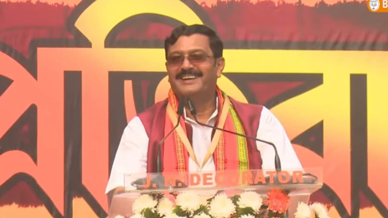 বক্তব্য রাখছেন রাহুল সিনহা
বক্তব্য রাখছেন রাহুল সিনহা