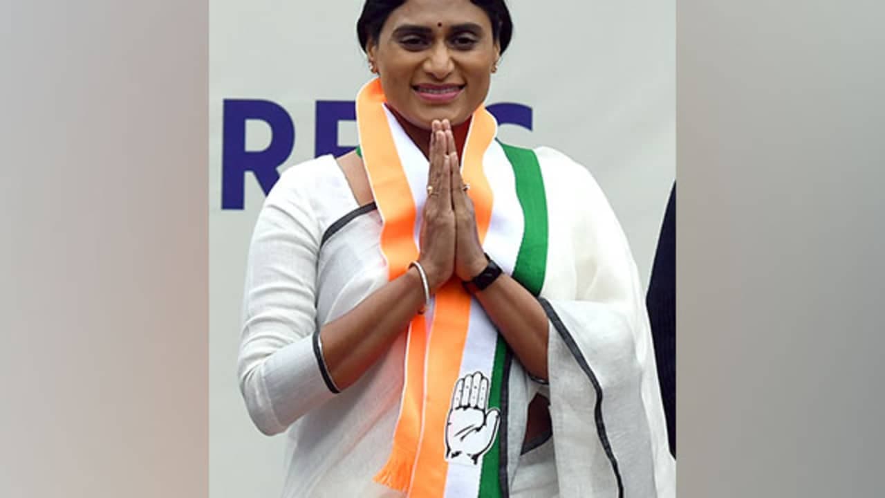 वाई. एस. शर्मिला को कांग्रेस पार्टी की आंध्र प्रदेश इकाई का अध्यक्ष नियुक्त किया गया. वाई. एस. शर्मिला को कांग्रेस पार्टी की आंध्र प्रदेश इकाई का अध्यक्ष नियुक्त किया गया.