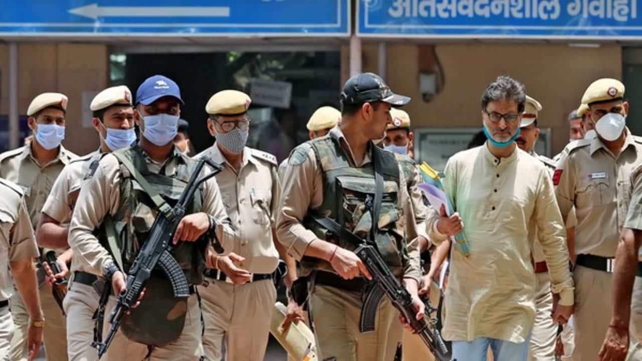 Yasin Malik Life Imprisonment: यासीन मलिक को दो केस में उम्रकैद, 10 लाख का जुर्माना भी Yasin Malik Life Imprisonment: यासीन मलिक को दो केस में उम्रकैद, 10 लाख का जुर्माना भी