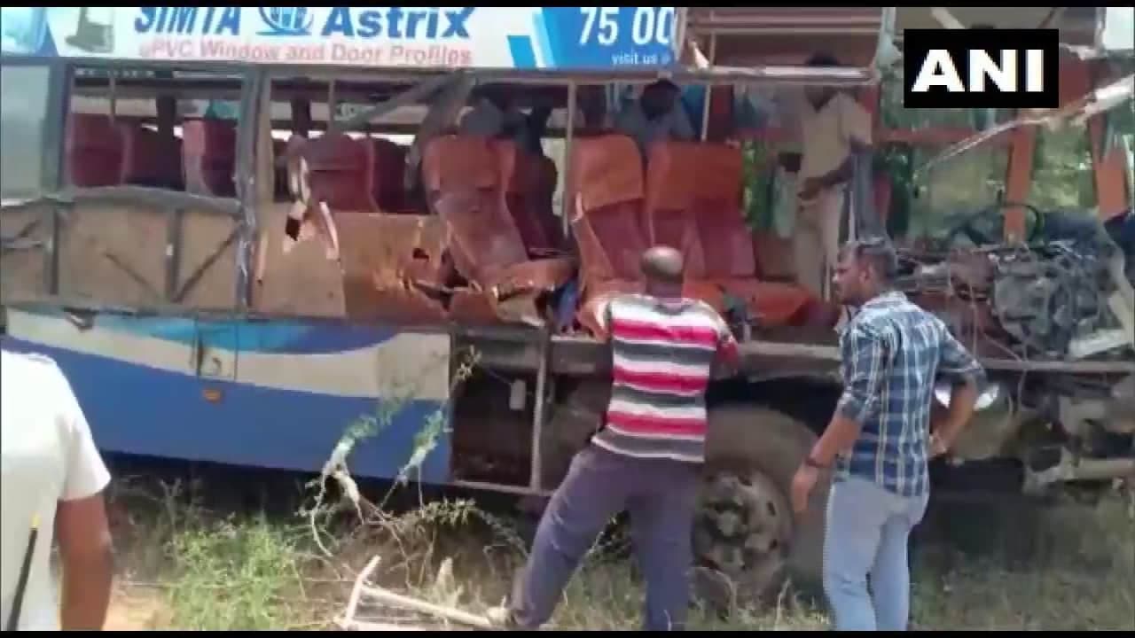 Tamilnadu: शिवगंगा जिले में हादसा, ट्रक से टकराई बस, 3 महिलाओं की मौत Tamilnadu: शिवगंगा जिले में हादसा, ट्रक से टकराई बस, 3 महिलाओं की मौत