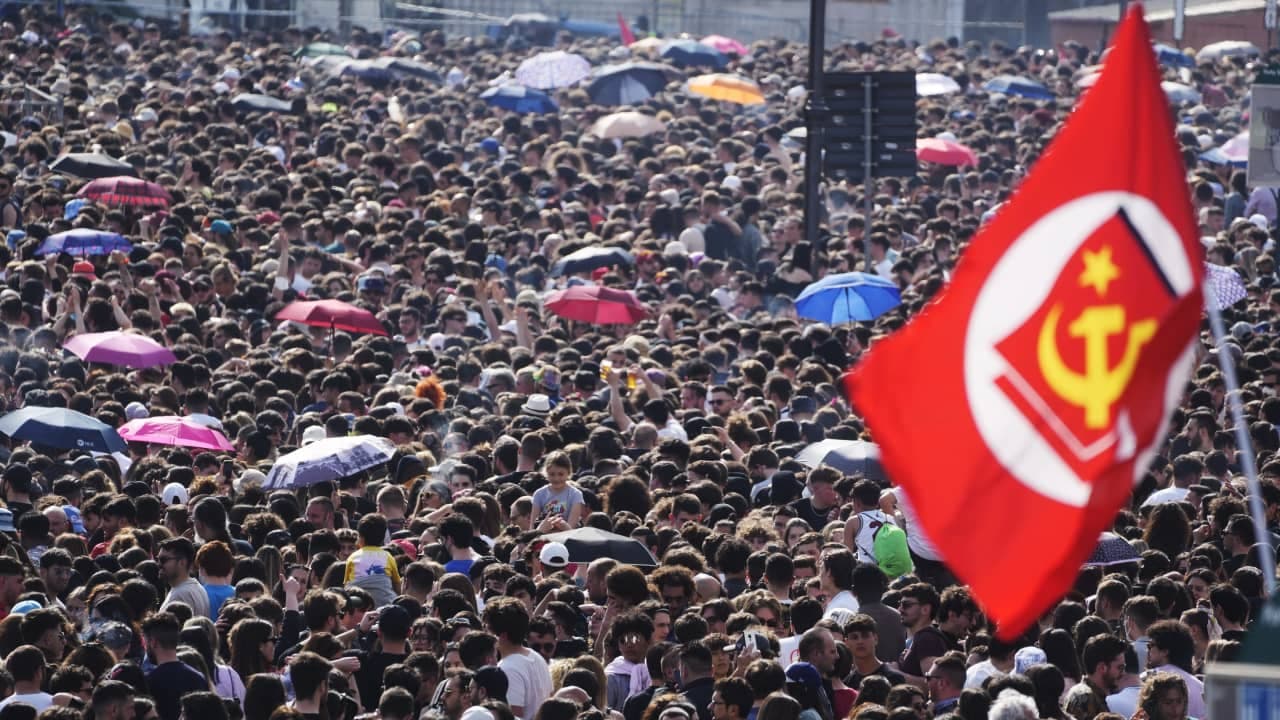 गोटाबाया राजपक्षे के भागने के बाद श्रीलंका में और बिगड़े हालात, इमरजेंसी लागू गोटाबाया राजपक्षे के भागने के बाद श्रीलंका में और बिगड़े हालात, इमरजेंसी लागू