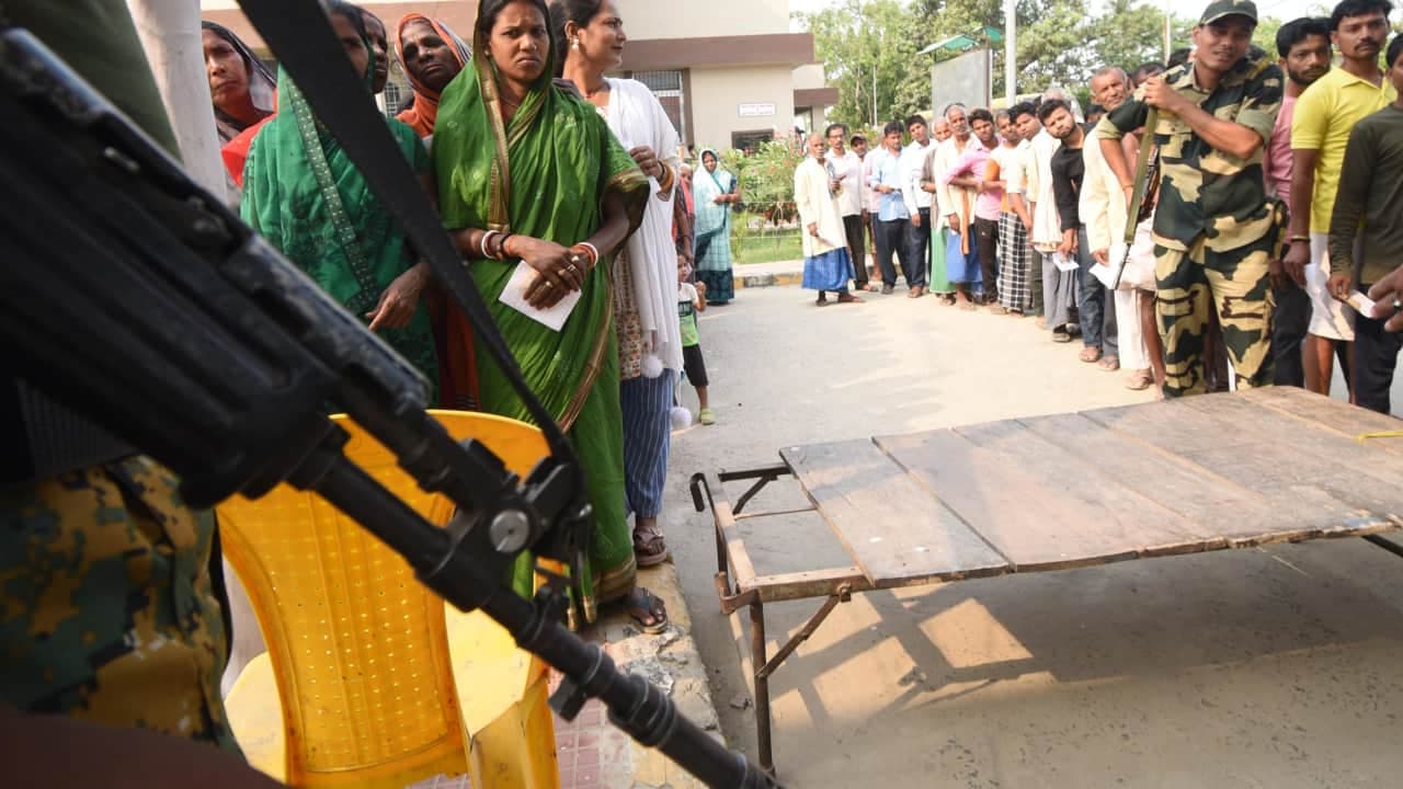 West Bengal: Sporadic incidents of violence mar final phase of voting West Bengal: Sporadic incidents of violence mar final phase of voting
