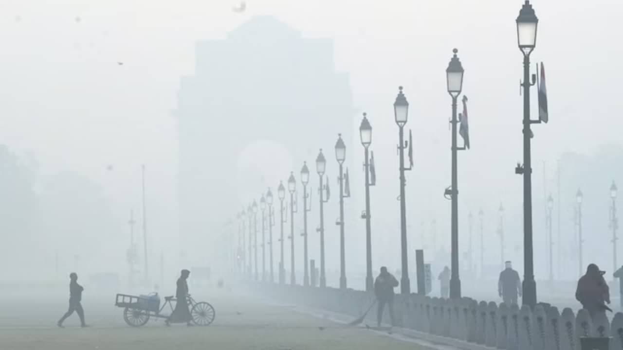 Delhi Weather Update: दिल्ली में कड़ाके की ठंड, IMD ने भी किया येलो अलर्ट जारी Delhi Weather Update: दिल्ली में कड़ाके की ठंड, IMD ने भी किया येलो अलर्ट जारी