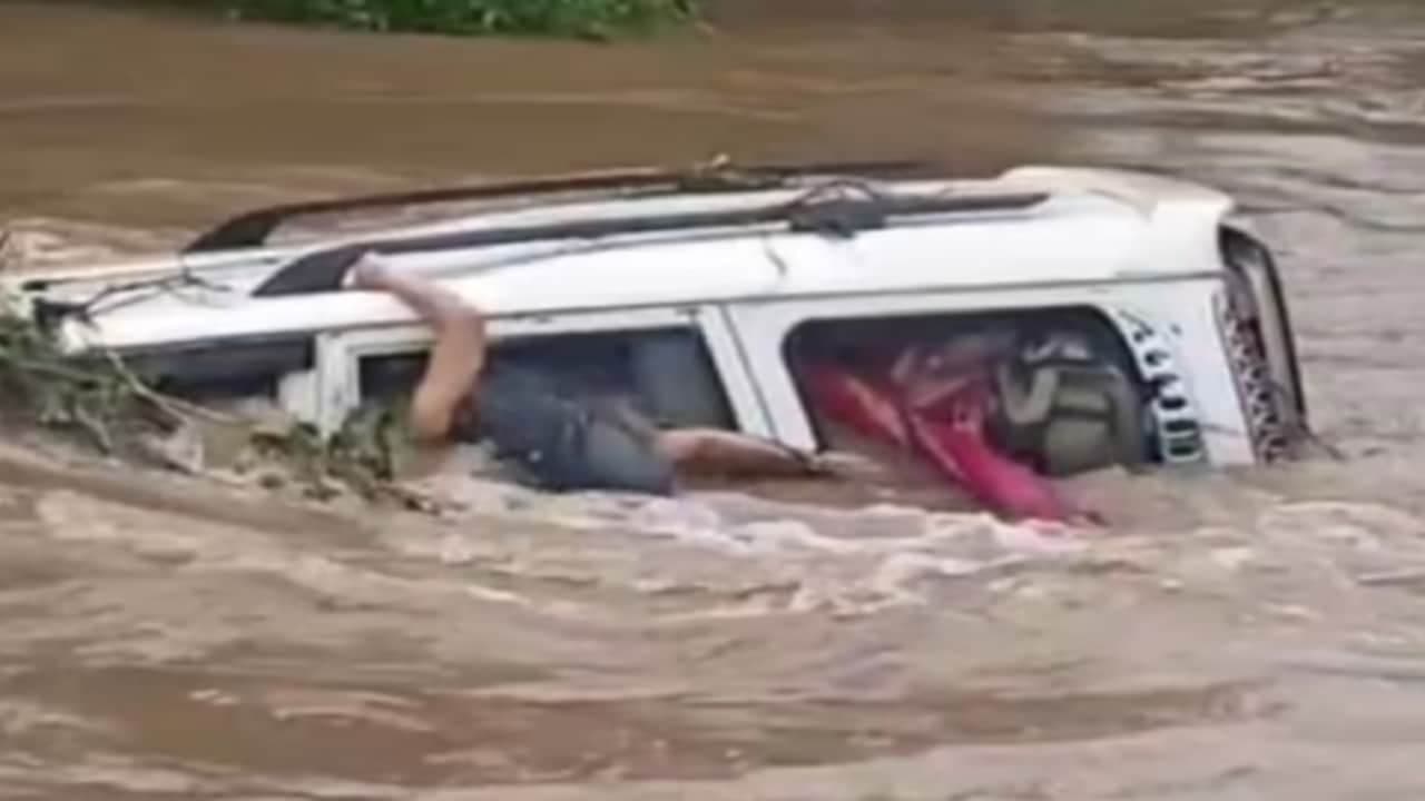 महाराष्ट्र के नागपुर में तेज बहाव में बही स्कॉर्पियो, 3 की मौत महाराष्ट्र के नागपुर में तेज बहाव में बही स्कॉर्पियो, 3 की मौत