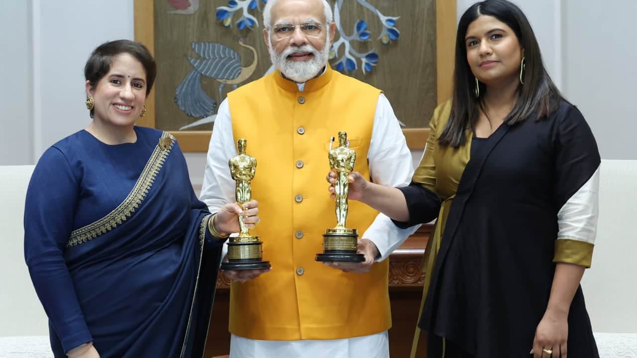 'The Elephant Whisperers' की प्रोड्यूसर-डायरेक्टर से मिले PM मोदी 'The Elephant Whisperers' की प्रोड्यूसर-डायरेक्टर से मिले PM मोदी